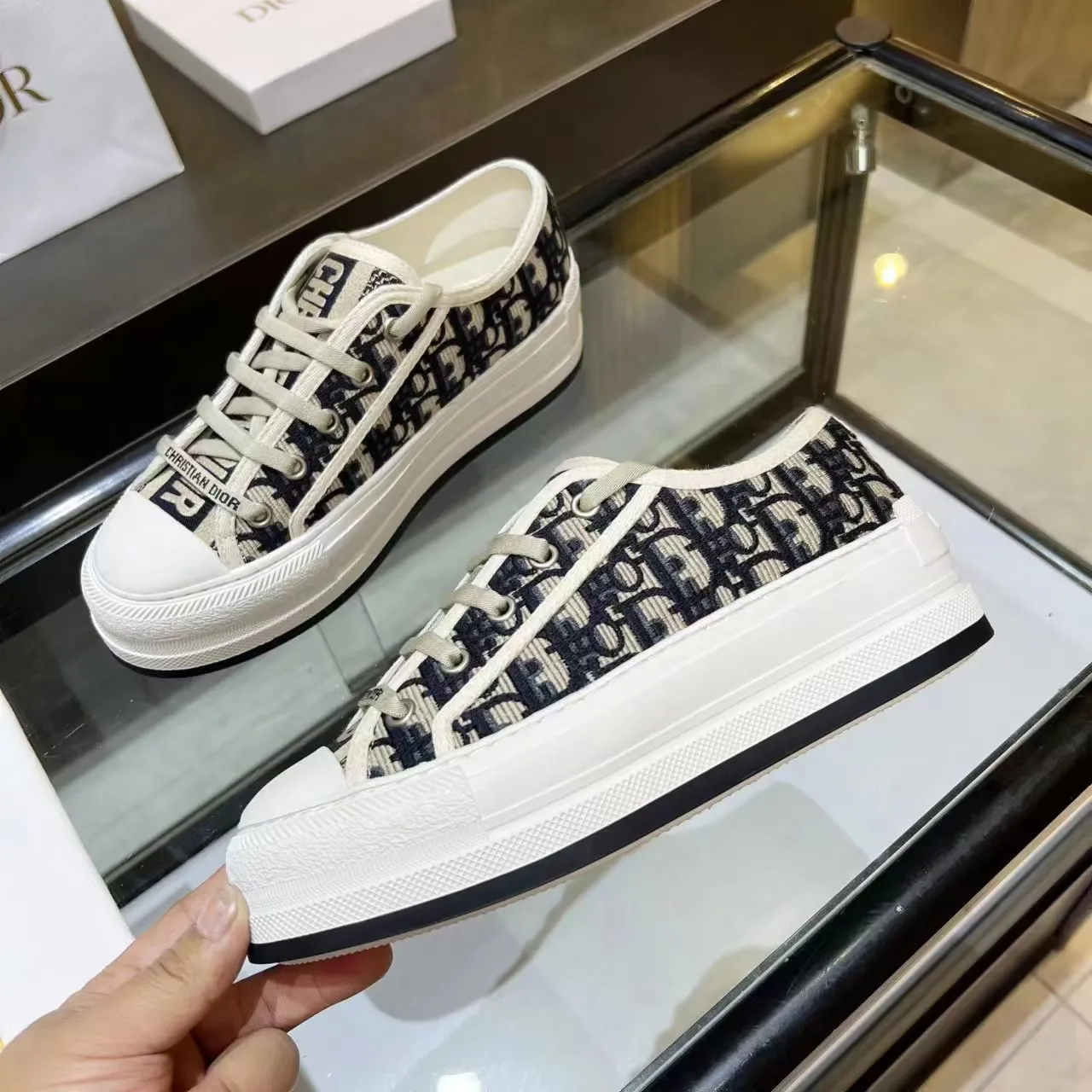 👟👟Ex-factory price 520👟👟, Dijia's popular presbyopic thick-soled embroidery, the goddess style Dior's 2023 big hit, the upper inherits the classic presbyopic series, the lining is sheepskin, the cowhide foot pads, the rubber outsole is lightweight, the outsole is 5cm thick, making you have longer legs instantly, super versatile, a must-have for everyone. Code number: 35-41 (34, 41, 42 can be customized) Tiger head series, black, gray, pink and blue, four colors